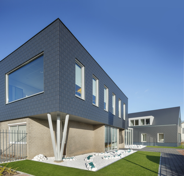 Renovatie bedrijfsgebouw met leien in Geldermalsen, Nederland