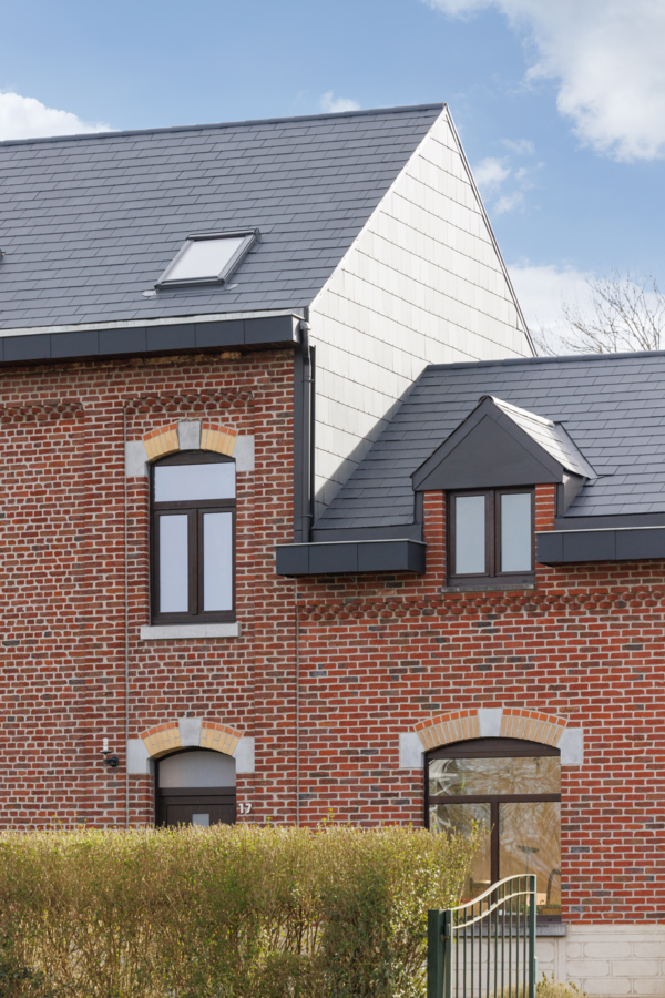 Dakrenovatie van woning in Rhisnes, België
