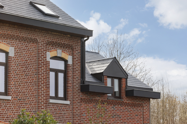 Dakrenovatie van woning in Rhisnes, België
