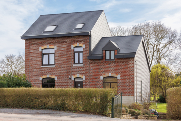 Dakrenovatie van woning in Rhisnes, België
