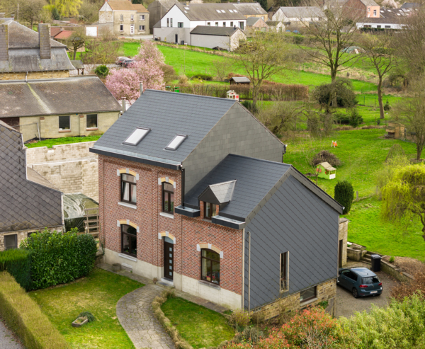 Dakrenovatie van woning in Rhisnes, België