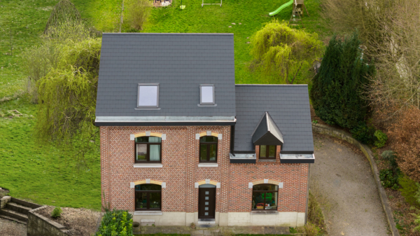 Dakrenovatie van woning in Rhisnes, België