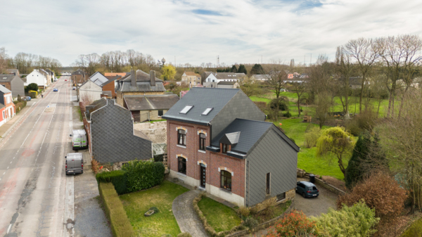 Dakrenovatie van woning in Rhisnes, België