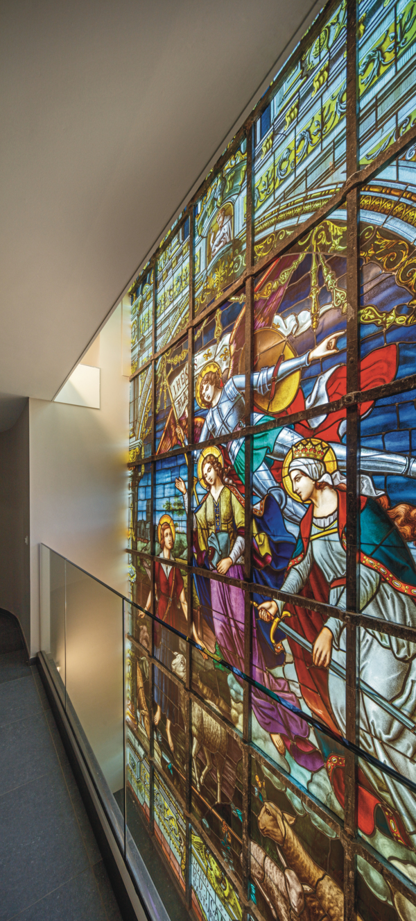 Appartementsgebouw in kerk te Doornik, België