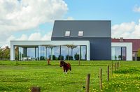Gerenoveerde langgevelhoeve in Oostrozebeke, België