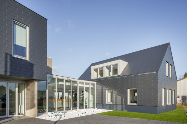Renovatie bedrijfsgebouw met leien in Geldermalsen, Nederland