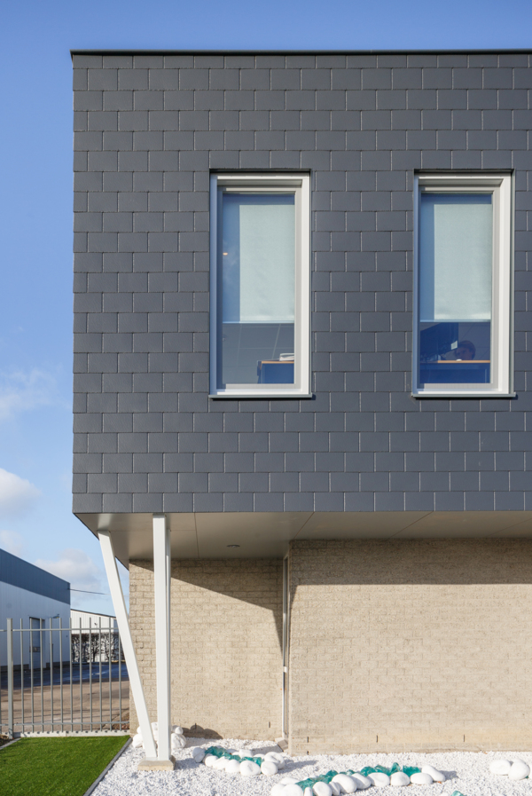 Renovatie bedrijfsgebouw met leien in Geldermalsen, Nederland