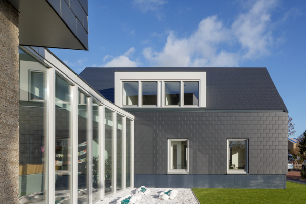 Renovatie bedrijfsgebouw met leien in Geldermalsen, Nederland