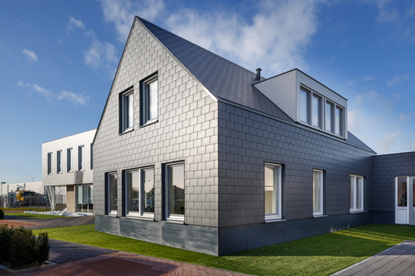 Renovatie bedrijfsgebouw met leien in Geldermalsen, Nederland