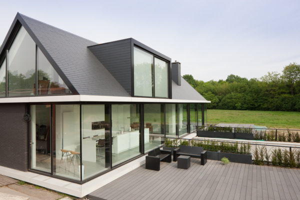 Villa met leien in Geldrop, Nederland