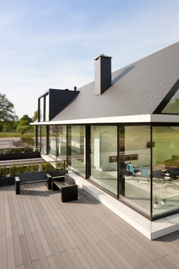 Villa met leien in Geldrop, Nederland