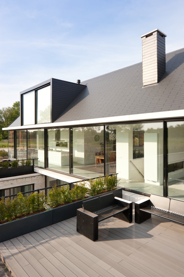 Villa met leien in Geldrop, Nederland